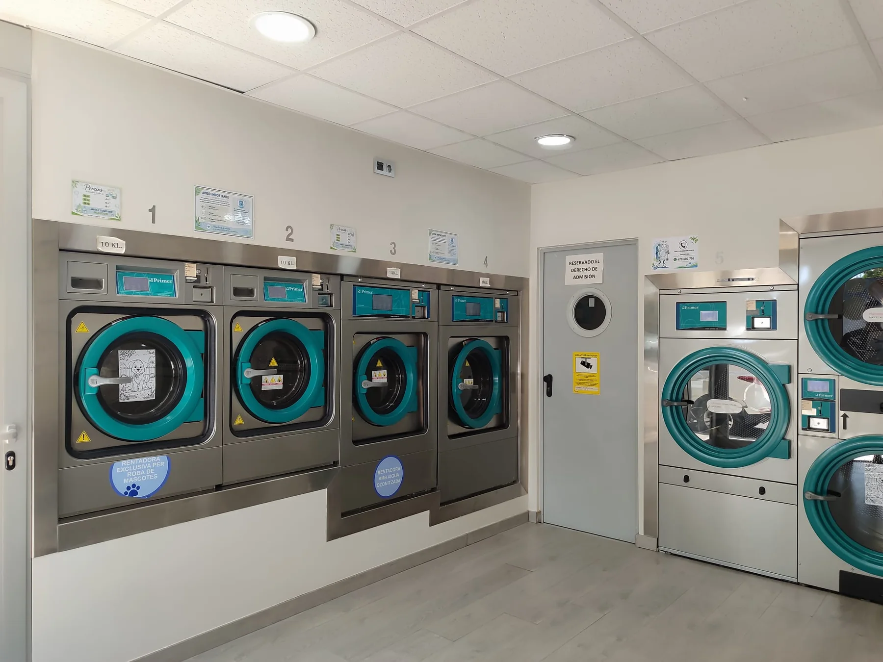 Interior reformado de Rayo Washing con lavadoras y secadoras