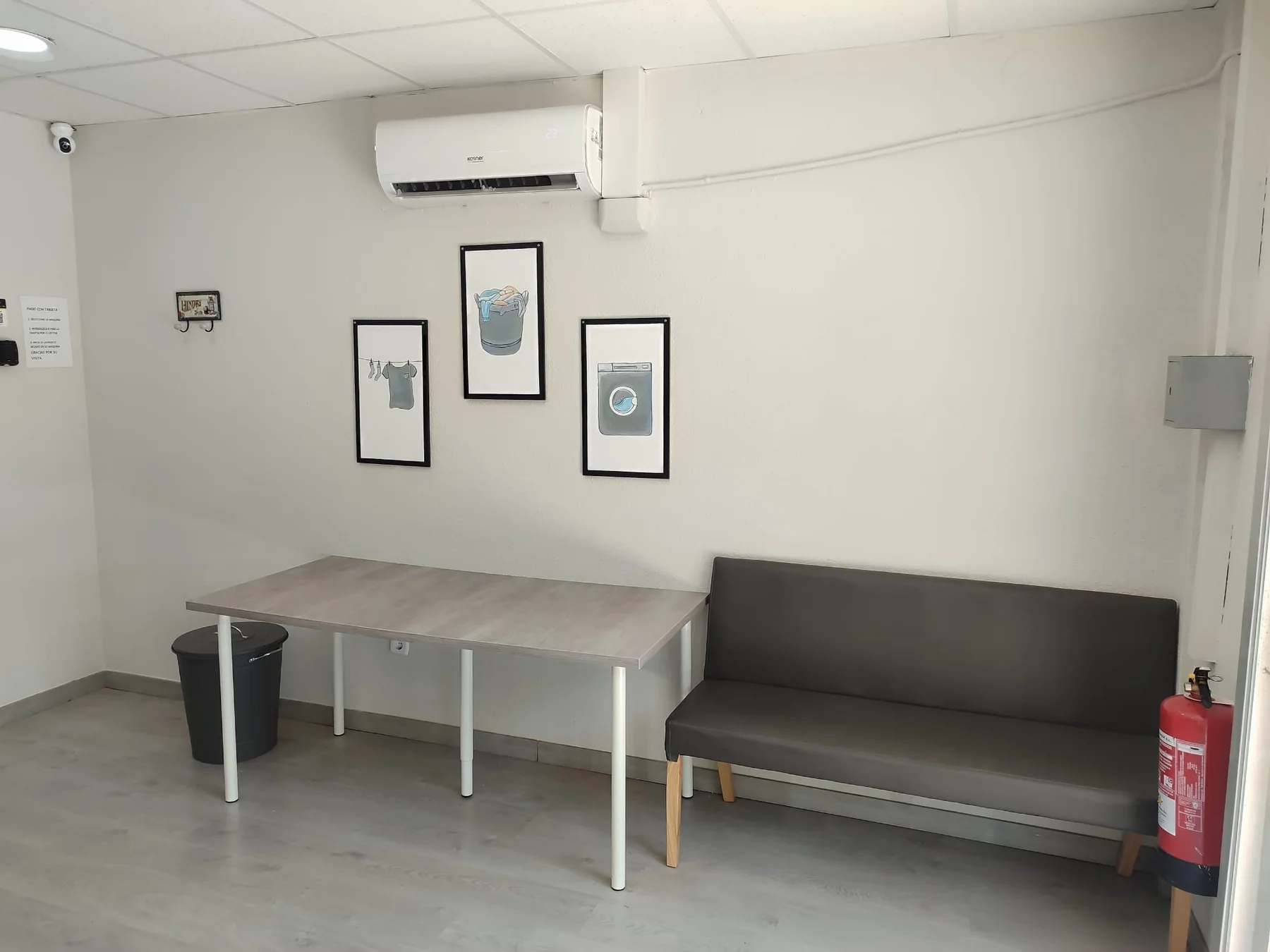 Mesa, banco y aire acondicionado del local